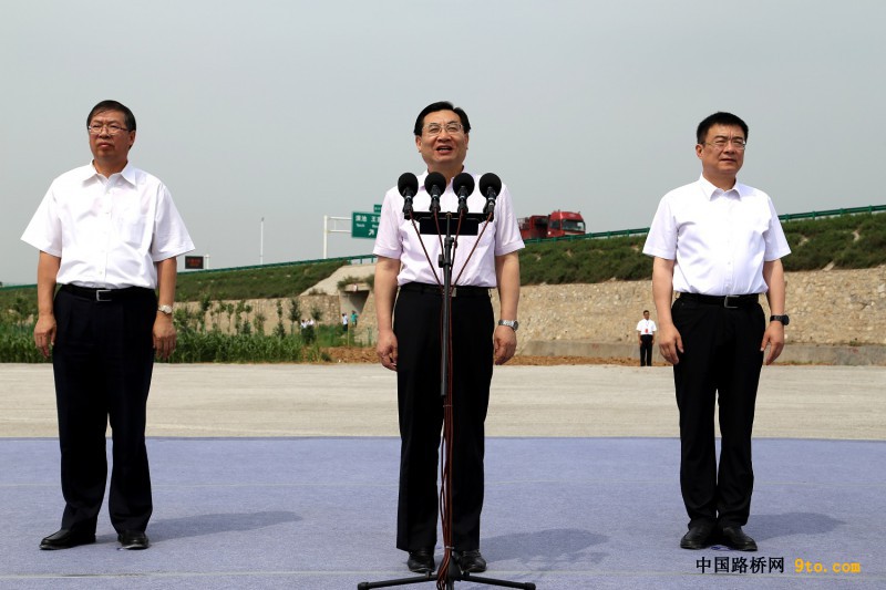 圖為陜西省省長(zhǎng)胡和平（圖中）下達(dá)合銅、吳華高速項(xiàng)目開工令